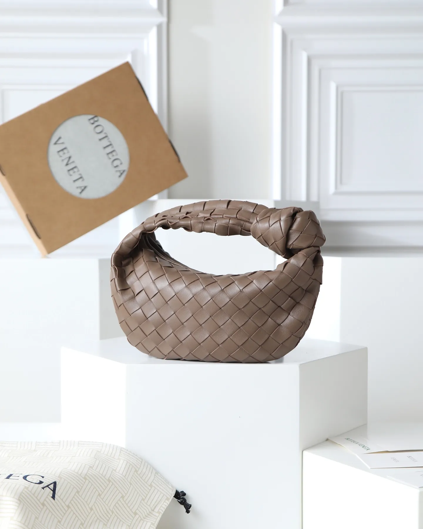 800. Bottega veneta͙.——-The latest braided and knotted hobo🔥 The top-grade lambskin leather is very soft, the bag shape is unique, practical and durable. It retains the traditional weaving elements while being a bit more flamboyant ~ Made of hand-woven sheepskin, zipper opening and closing, curved seamless structure, effortless to match. Highly recommended⚠️⚠️⚠️ The most high-end in the market🌈Welcome to compare [Factory complete package] size: 23x15x5cm.   Model: 651876